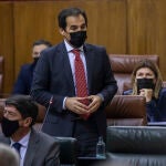 Juanma Moreno contestó a una pregunta del portavoz del Grupo Parlamentario Popular, José Antonio Nieto, en la imagen