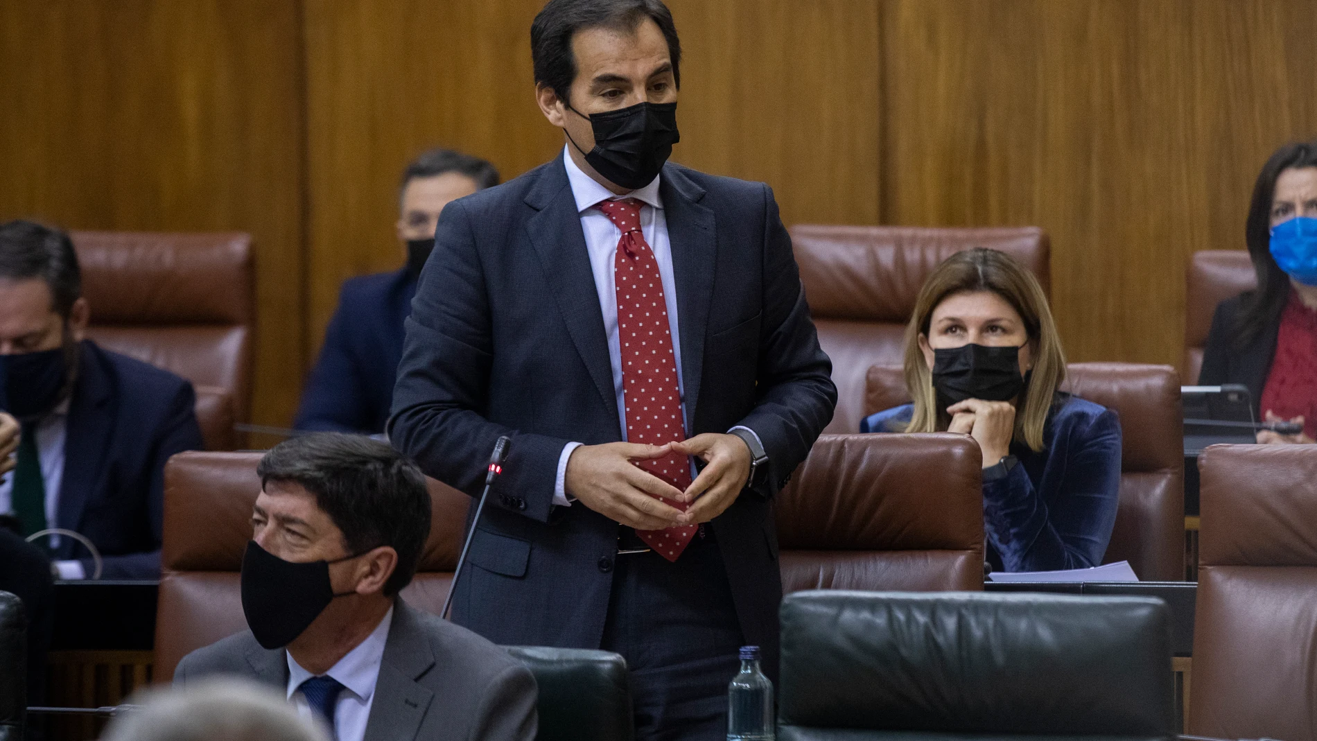 Juanma Moreno contestó a una pregunta del portavoz del Grupo Parlamentario Popular, José Antonio Nieto, en la imagen