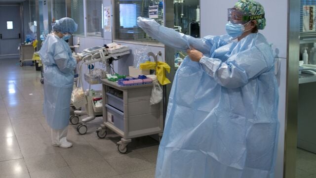Sanitarias trabajan en un centro hospitalario de la comunidad
