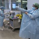 Sanitarias trabajan en un centro hospitalario de la comunidad