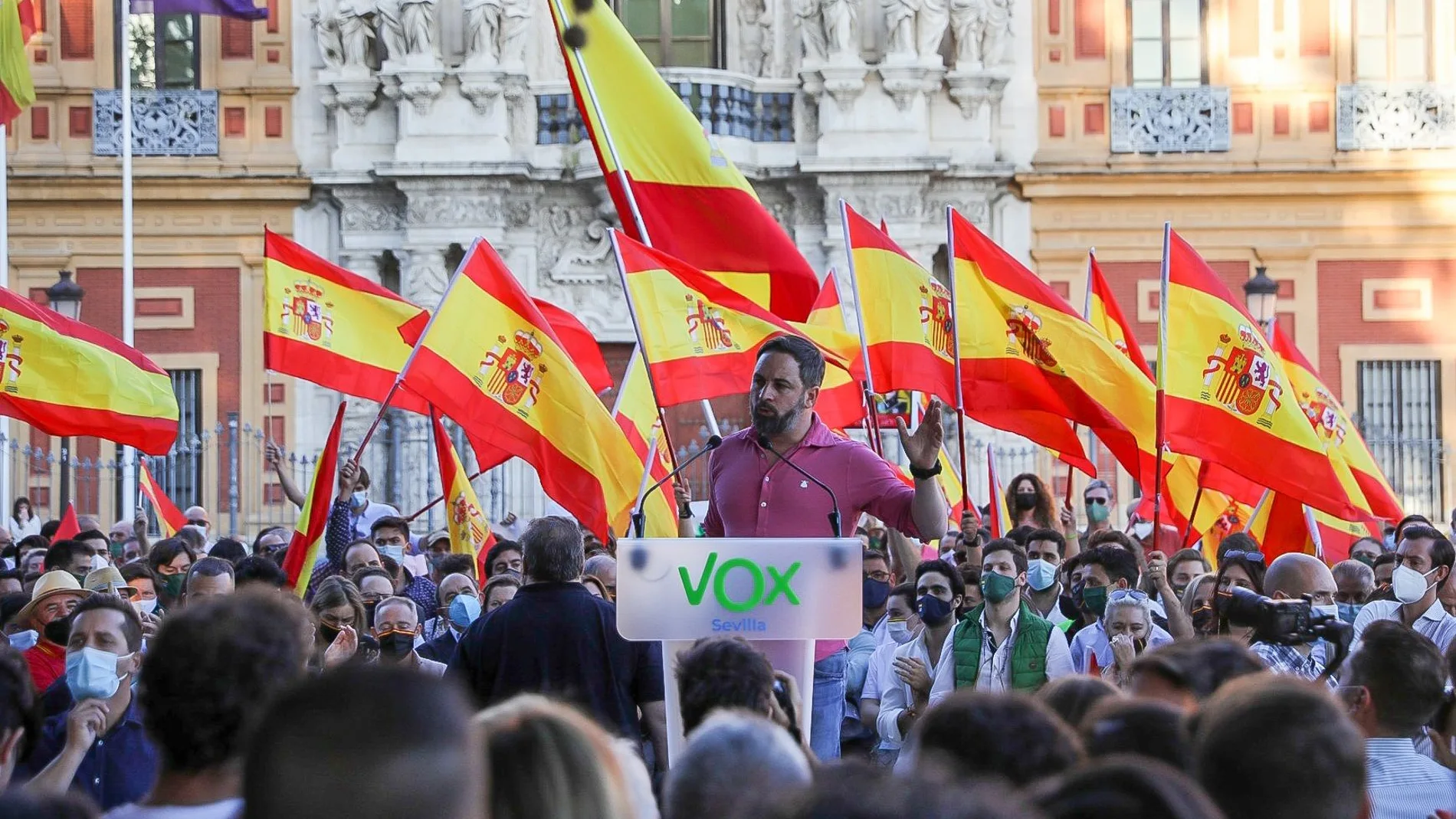 El presidente de Vox, Santiago Abascal, interviene en una concentración ante el palacio de San Telmo de Sevilla