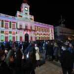 Asistentes comienzan a llegar para celebrar las Campanadas de Nochevieja de la Puerta del Sol