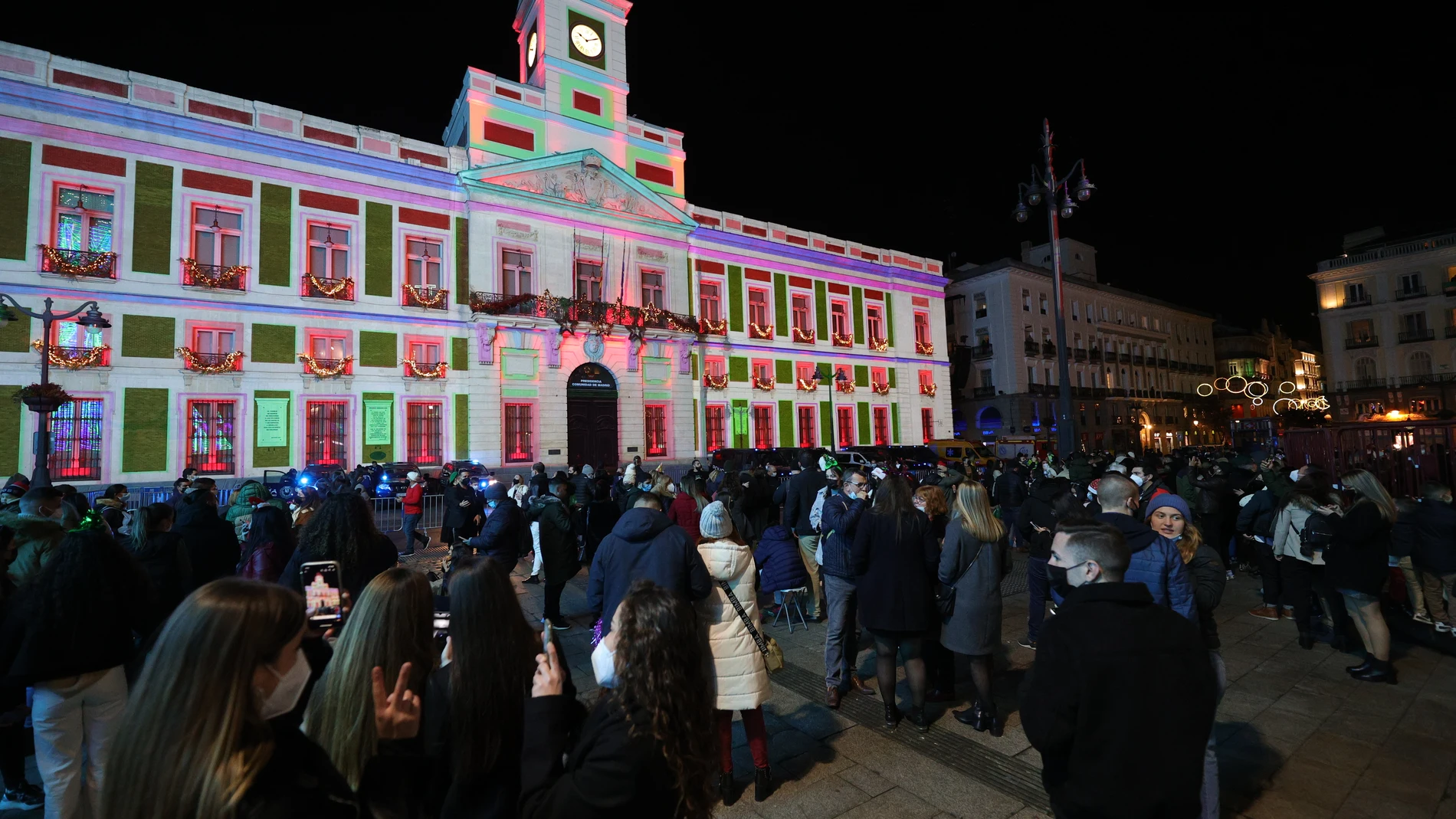 Asistentes comienzan a llegar para celebrar las Campanadas de Nochevieja de la Puerta del Sol