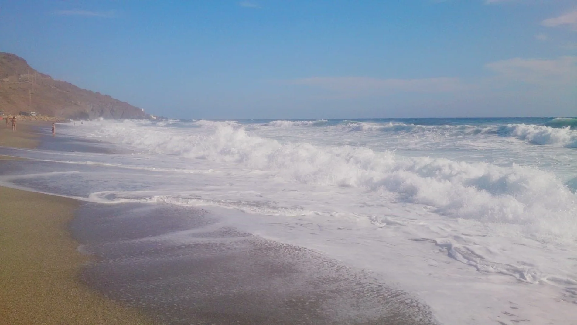 Vista de olas en una playa andaluza