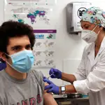 Un estudiante se vacuna en Madrid