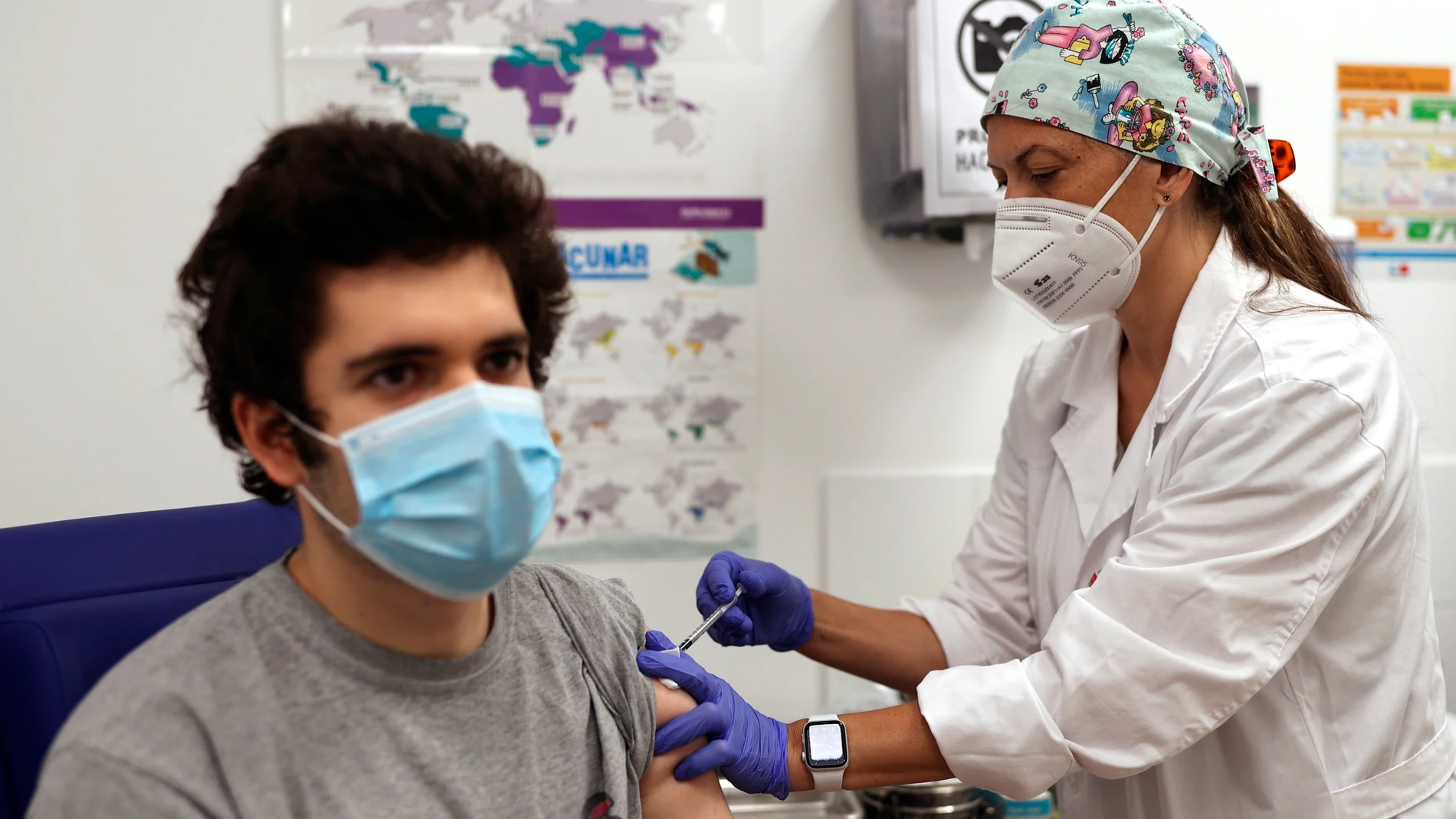 Un estudiante se vacuna en Madrid