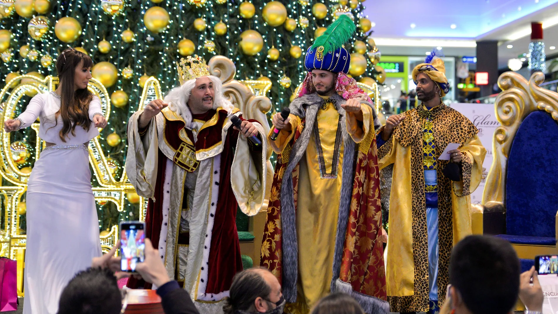 Kiko Rivera, a la izquierda, junto a Omar Montes y Luis Rollán, vestidos de Reyes Magos en el centro comercial La Cañada de Marbella