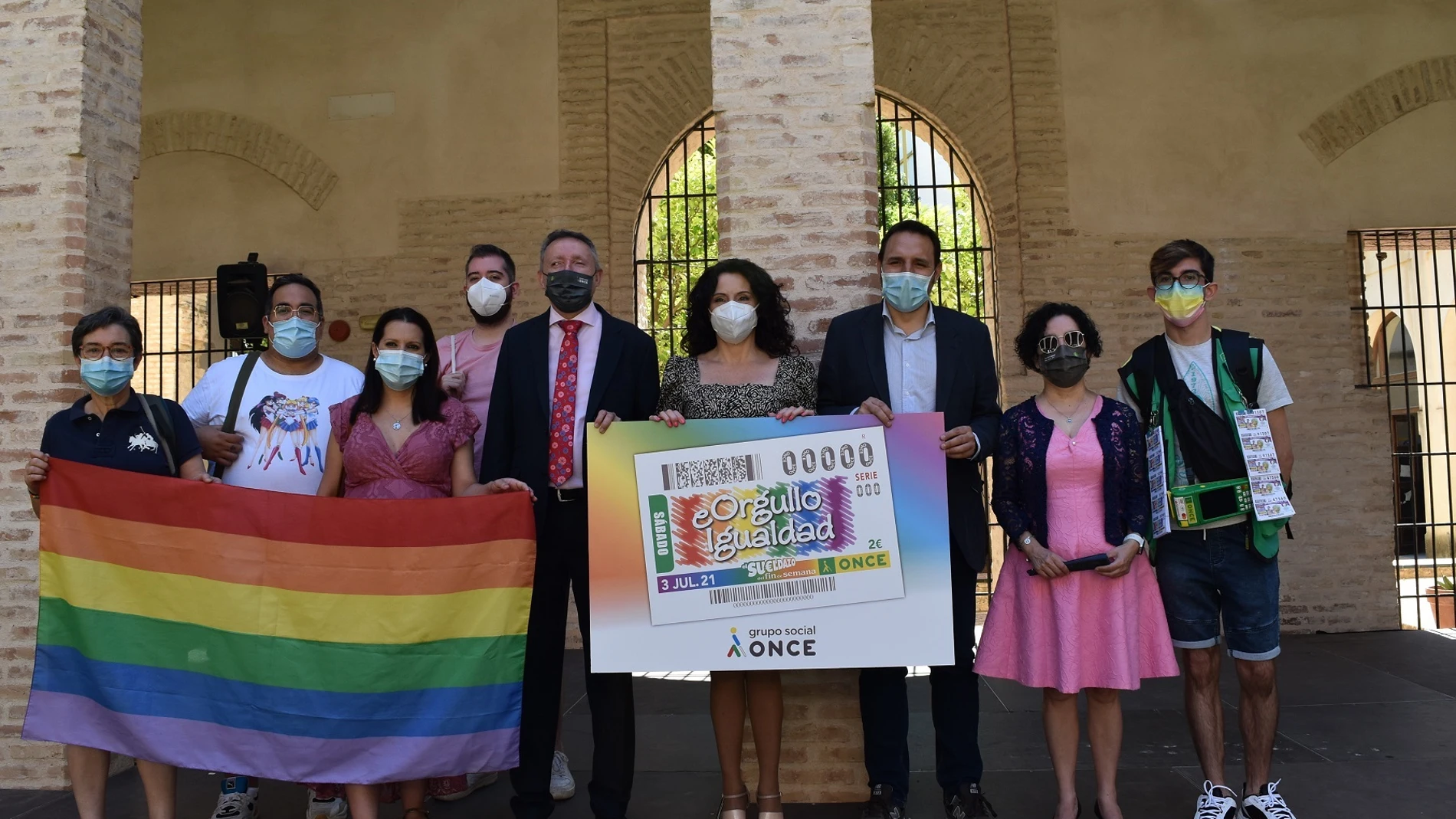 En el centro, la consejera Rocío Ruiz sostiene el cupón de la ONCE especial con motivo del Día del Orgullo