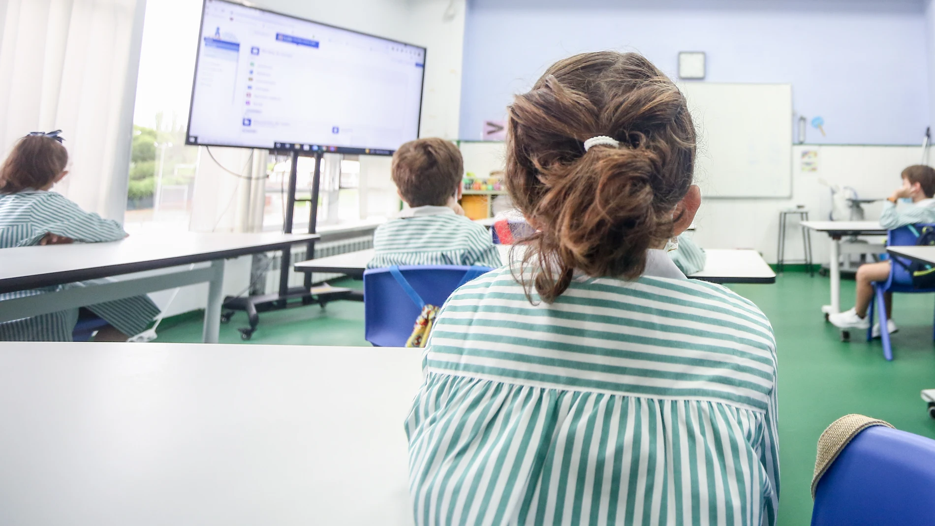 Niños miran a una pantalla en una clase en Madrid