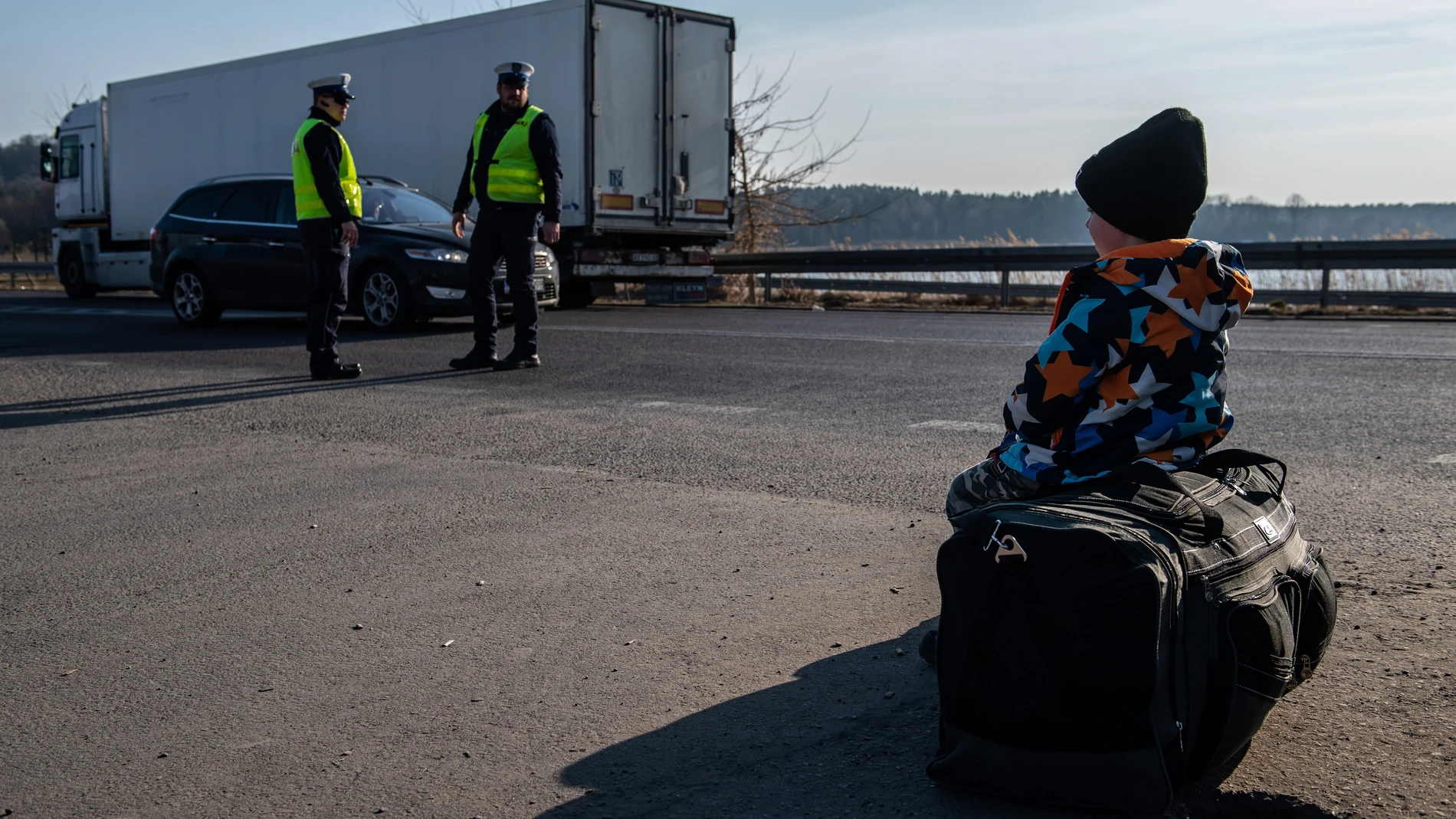 Refugiados ucranianos cerca de la frontera entre Ucrania y Polonia