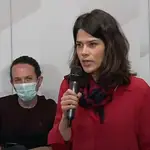 Isa Serra, de Unidas Podemos, con Pablo Iglesias al fondo