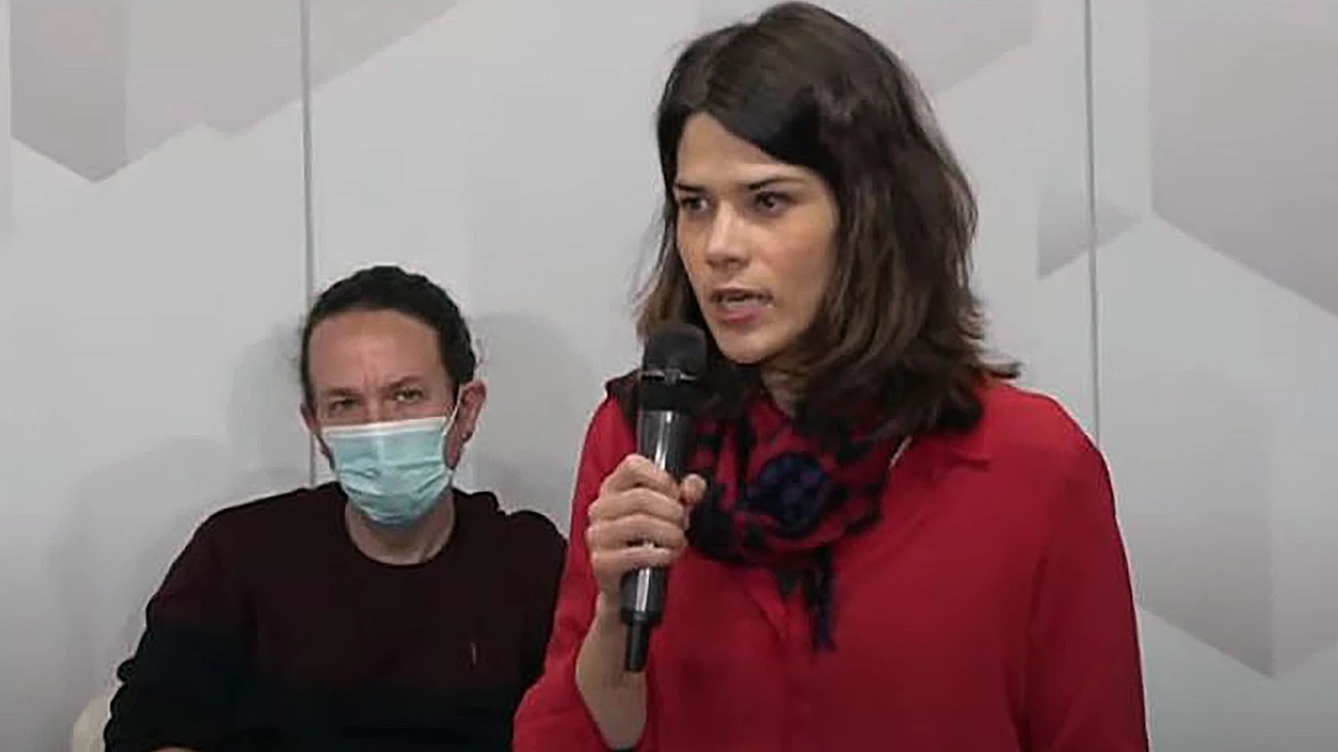 Isa Serra, de Unidas Podemos, con Pablo Iglesias al fondo