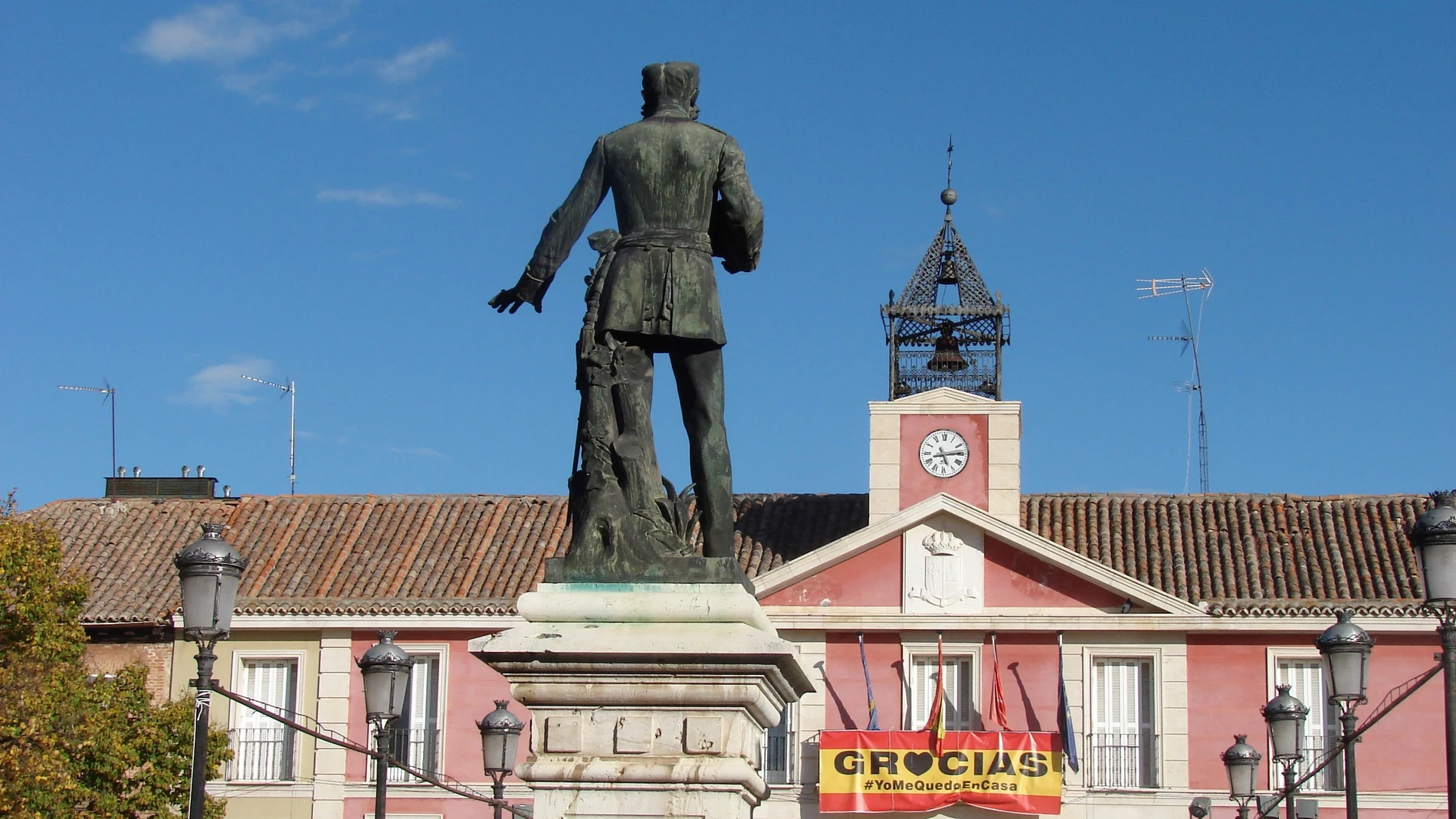 Una estatua de Alfonso XII en la Plaza de la Constitución recuerda la visita del rey a Aranjuez en 1885, cuando se presentó de improviso para visitar a los enfermos de cólera, la última gran epidemia que afectó al municipio madrileño antes de la llegada del coronavirus