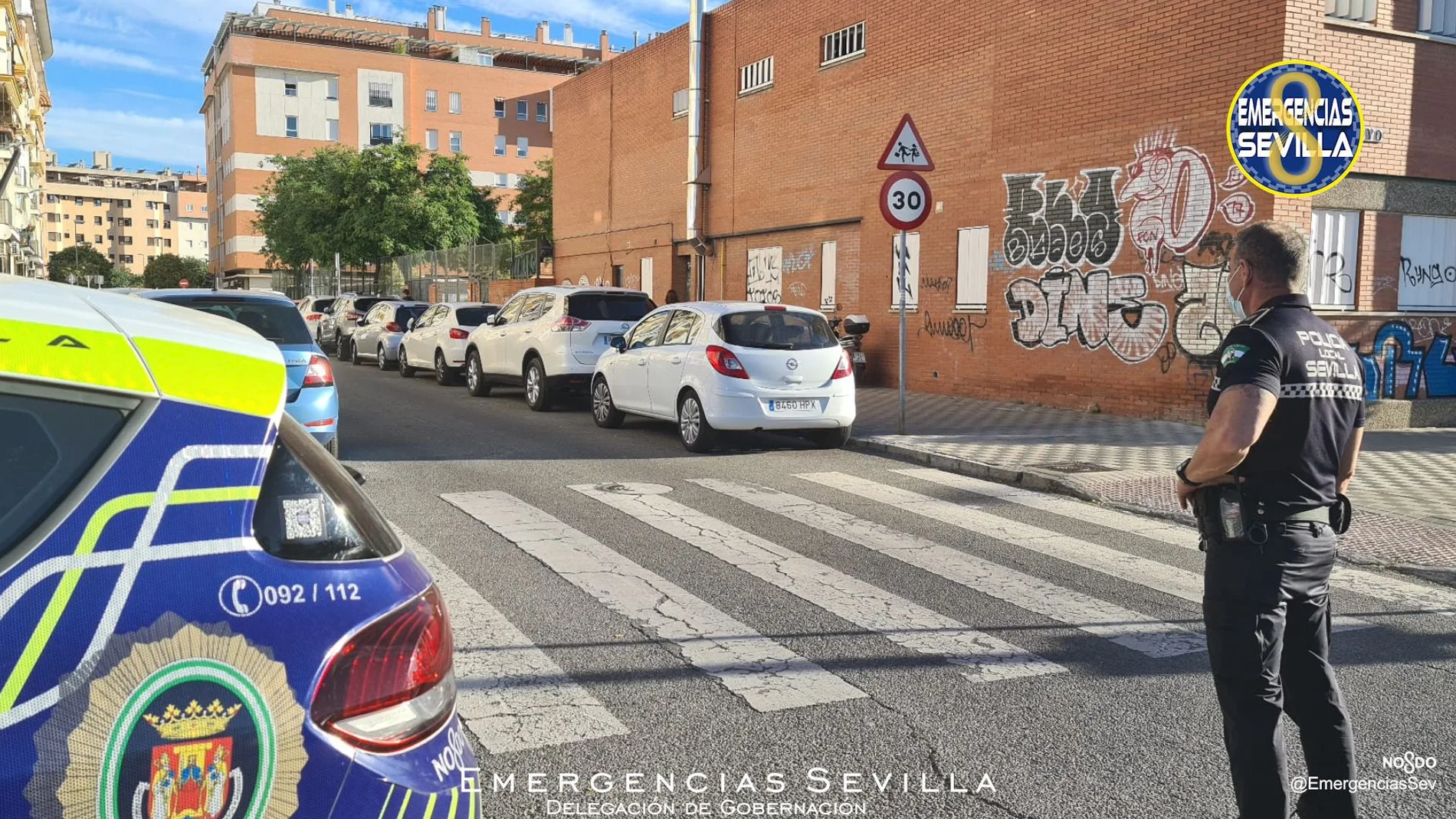 Un policía local de Sevilla, de espaldas