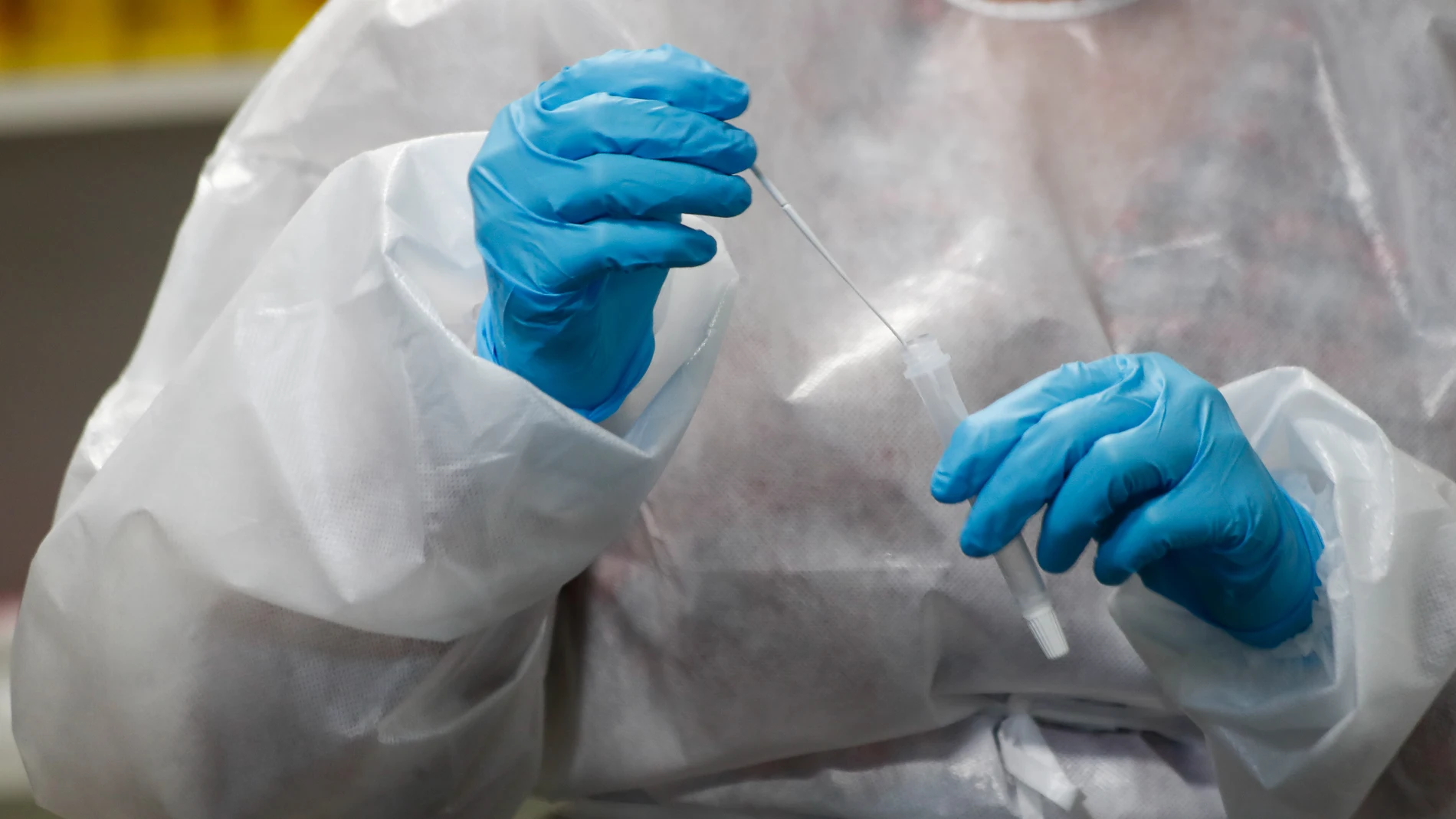 Una trabajadora sanitaria sostiene un test de antígenos