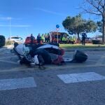 Restos de la moto tras el accidente en Valdebebas