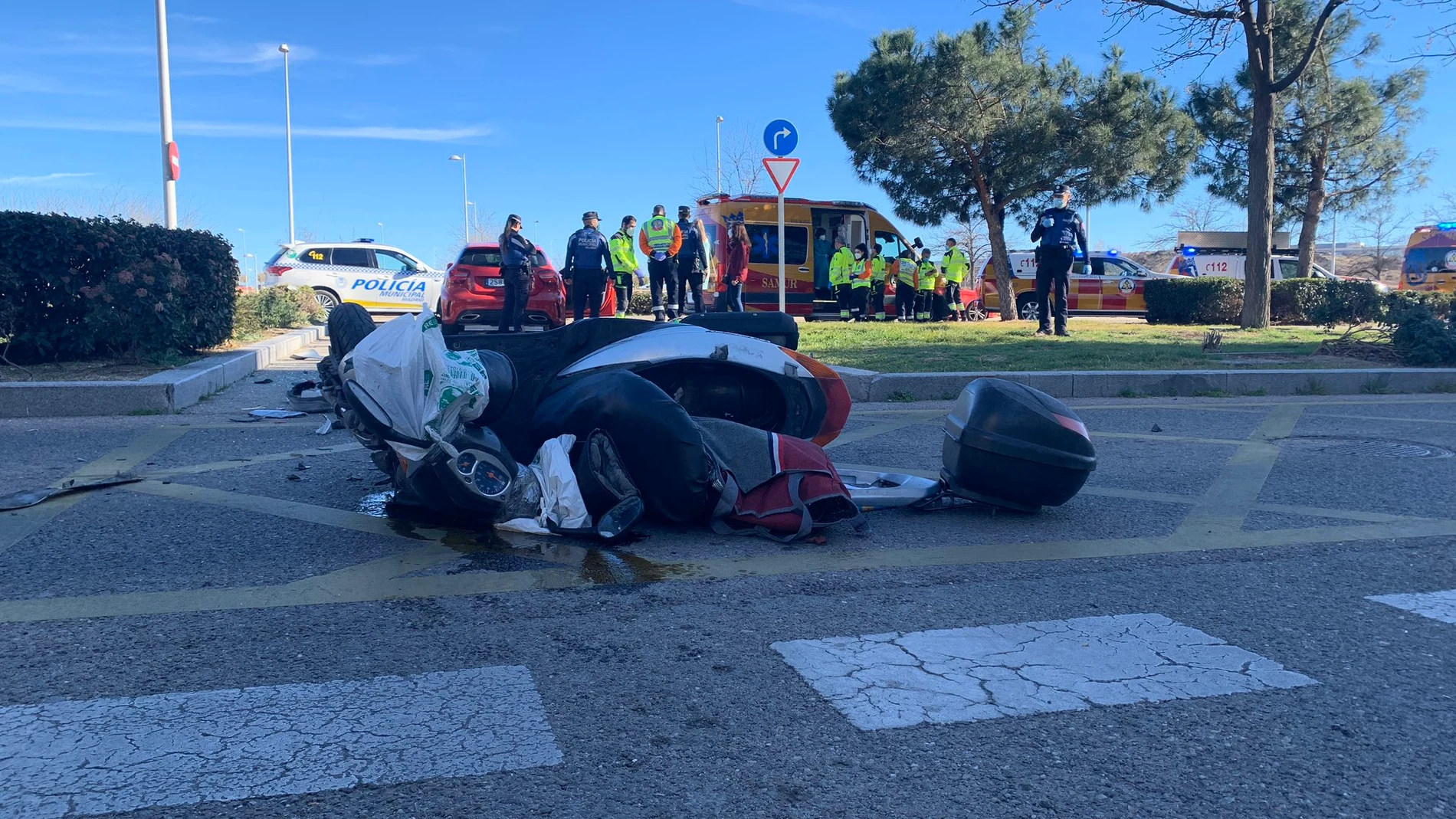 Restos de la moto tras el accidente en Valdebebas