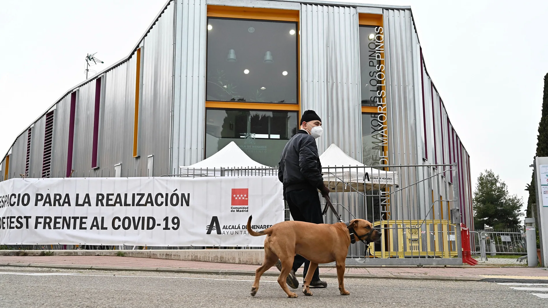 Vista del exterior de un centro sanitario donde se están realizando test de antígenos en la Comunidad de Madrid
