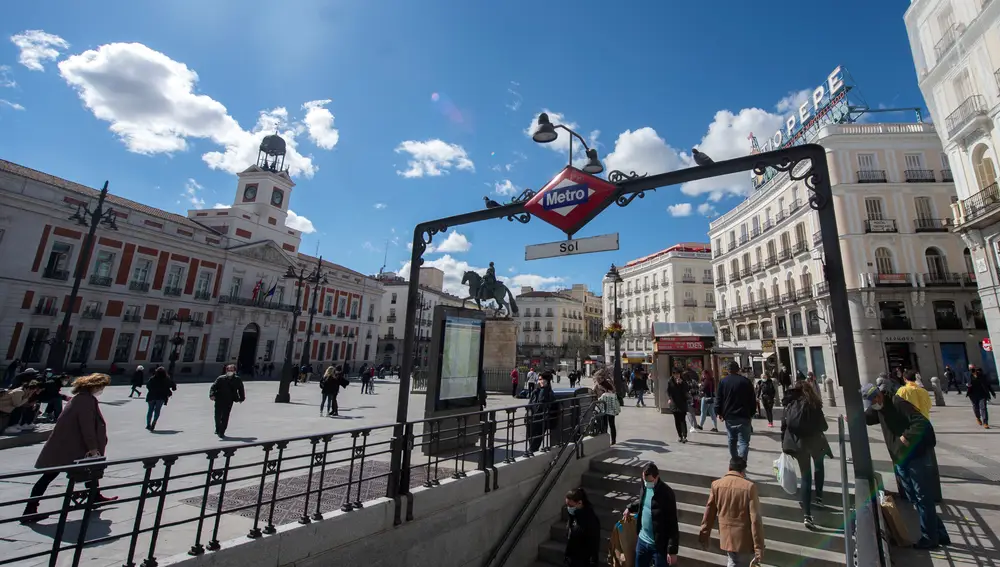 Transeúntes caminan cerca de la estación de metro de Sol, en la Puerta del Sol, Madrid