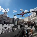 Transeúntes caminan cerca de la estación de metro de Sol, en la Puerta del Sol, Madrid