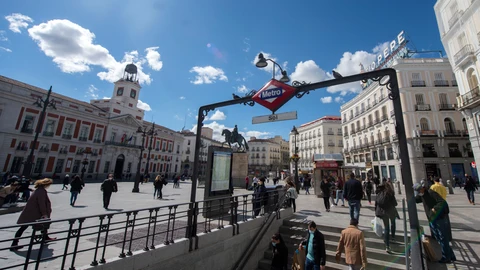 Transeúntes caminan cerca de la estación de metro de Sol, en la Puerta del Sol, Madrid