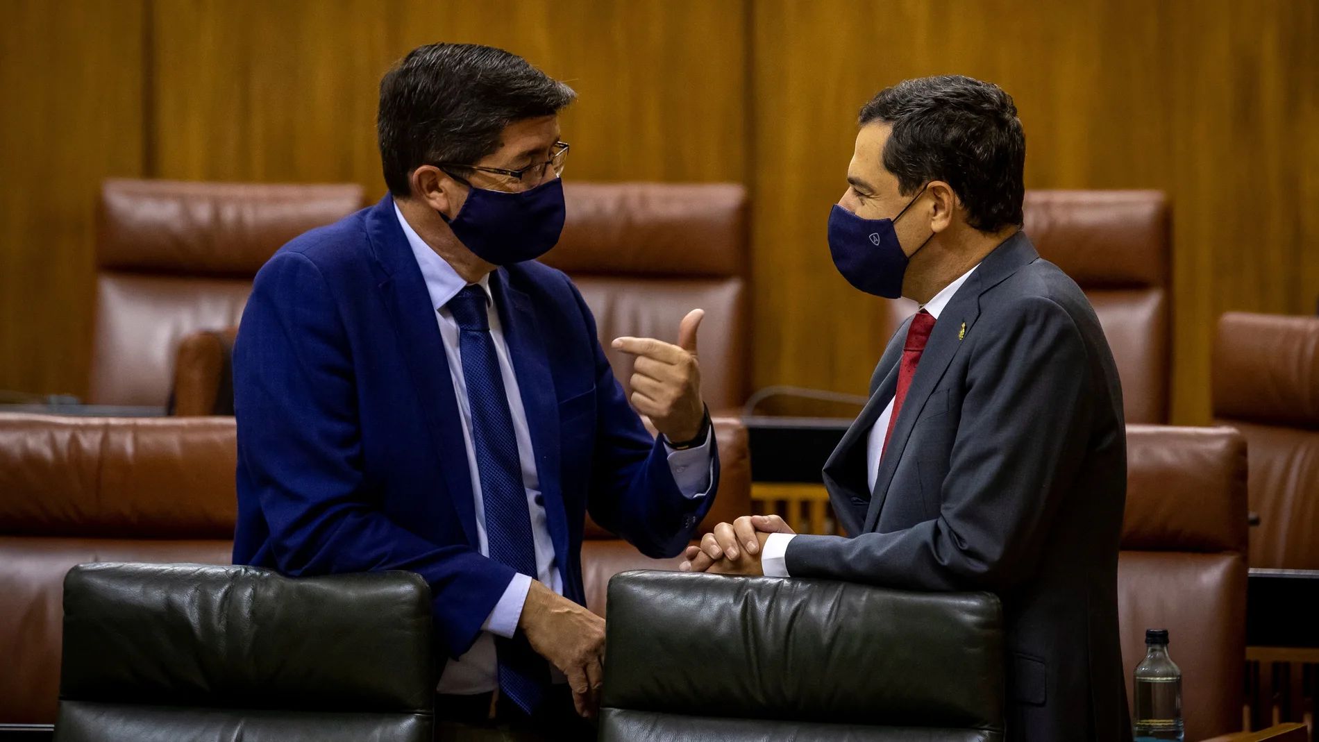 El presidente de la Junta, Juanma Moreno, a la derecha, junto al vicepresidente, Juan Marín, en el Parlamento andaluz