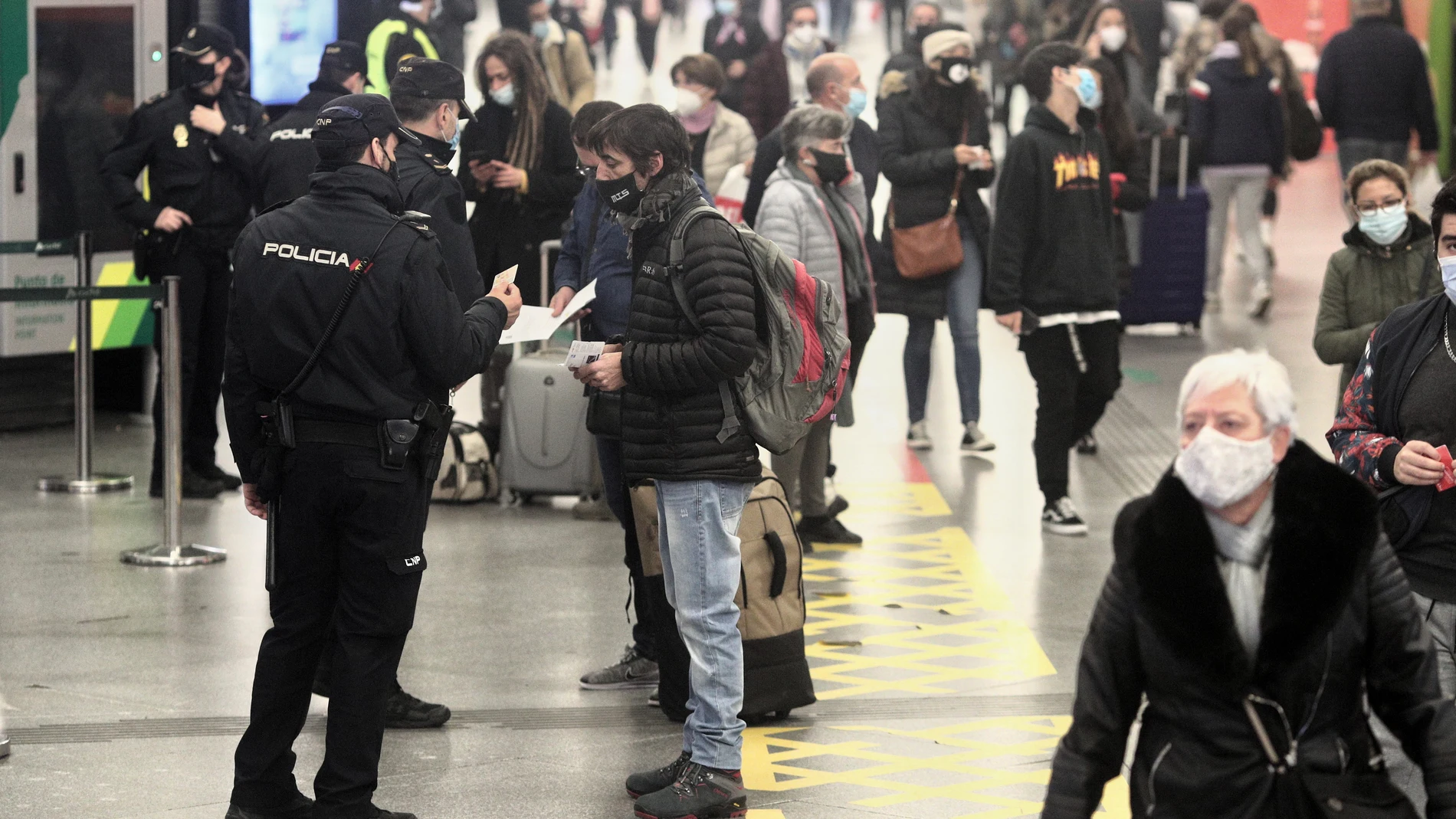 Controles de acceso en la estación de tren Madrid Puerta de Atocha, en Madrid