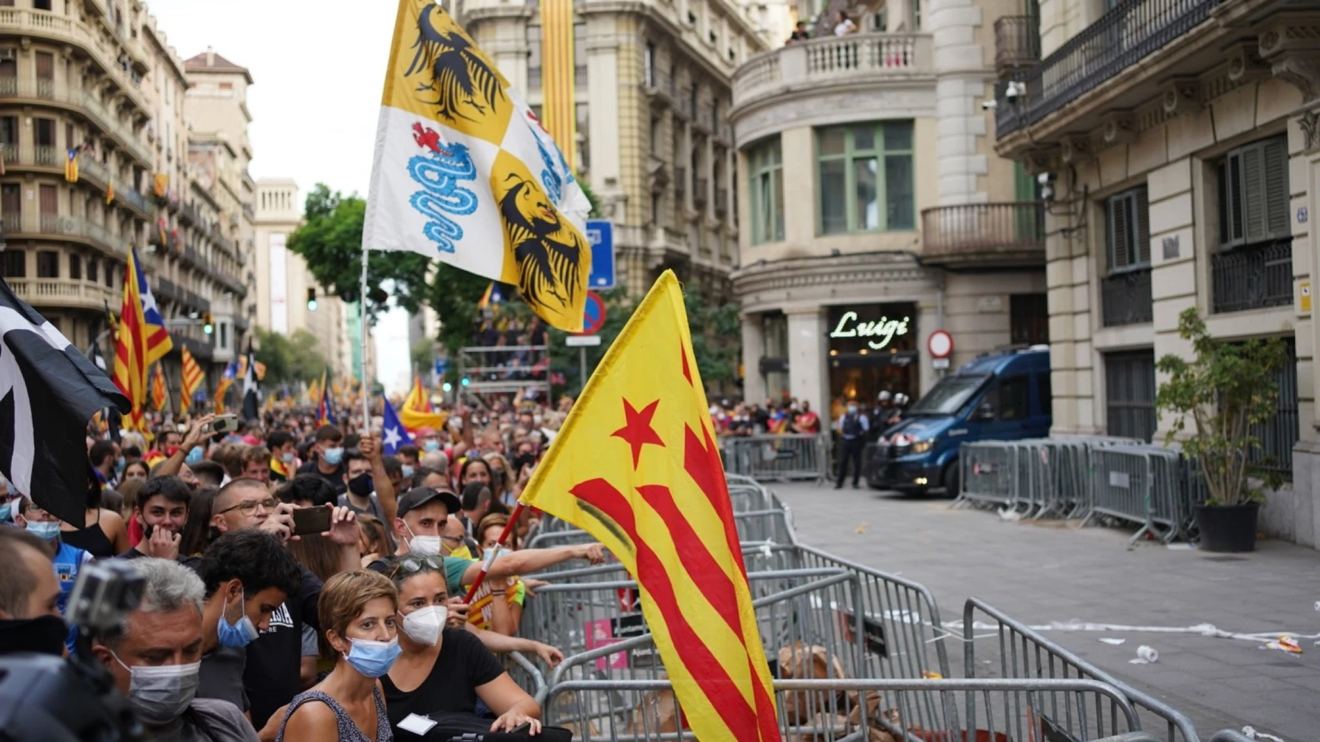 Unas 1.000 personas se concentran ante la comisaría de CNP durante la manifestación de la Diada en Barcelona