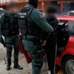 La Guardia Civil, en el marco de la operación "Trisagras", ha detenido a tres menores de edad, pertenecientes al bloque de la banda juvenil “Los Trinitarios”