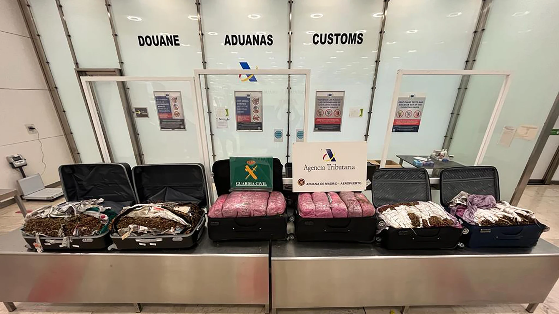 Varias maletas que contienen "khat" en el Aeropuerto de Adolfo Suárez Madrid-Barajas