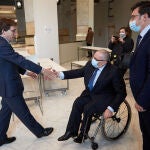 El concejal delegado de Vivienda, Álvaro González; el alcalde de Madrid, José Luis Martínez-Almeida, y el presidente del Comité de Entidades Representantes de Personas con Discapacidad de la Comunidad de Madrid (CERMI Comunidad de Madrid), Oscar Moral