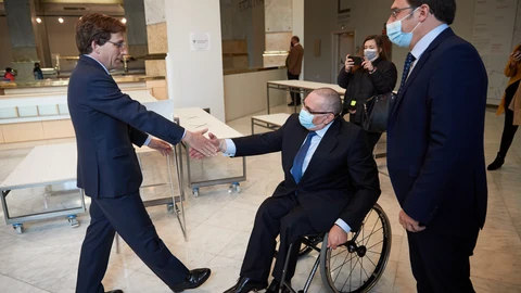 El concejal delegado de Vivienda, Álvaro González; el alcalde de Madrid, José Luis Martínez-Almeida, y el presidente del Comité de Entidades Representantes de Personas con Discapacidad de la Comunidad de Madrid (CERMI Comunidad de Madrid), Oscar Moral