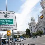 Imagen de un cartel de Madrid Central junto al Palacio de Cibeles