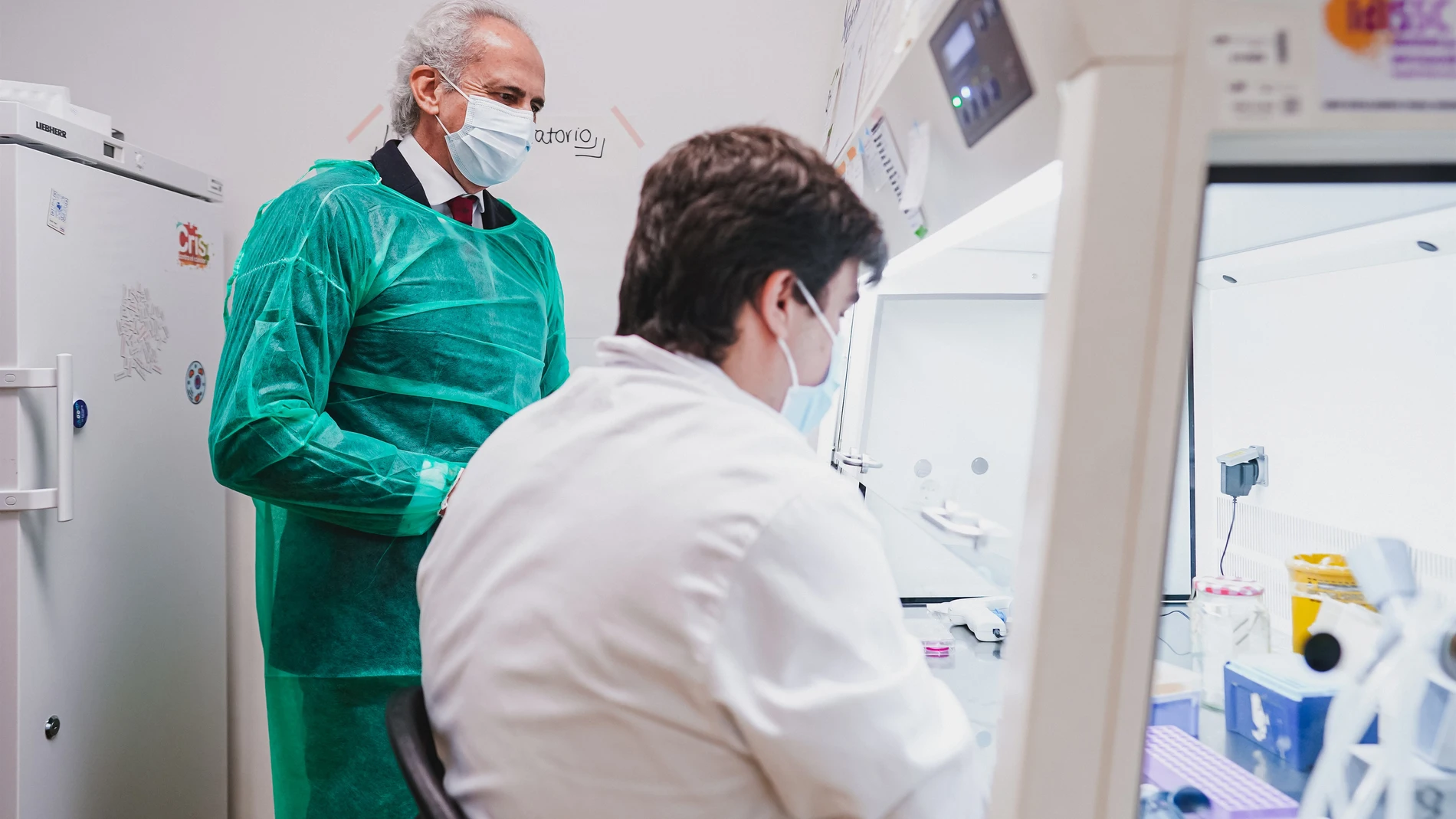 El consejero de Sanidad, Enrique Ruiz Escudero, visita la nueva Unidad de Terapias Experimentales en Cáncer del Hospital Clínico San Carlos