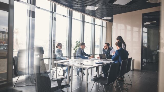 Reunión de trabajadores en una oficina
