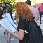 Una chica repasa los apuntes el día que comenzaron las pruebas de acceso a la universidad del año 2022, en Madrid
