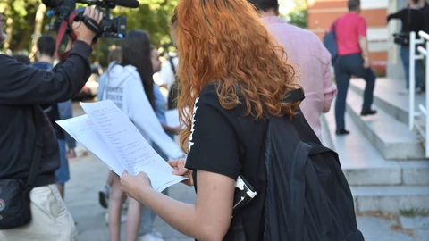 Una chica repasa los apuntes el día que comenzaron las pruebas de acceso a la universidad del año 2022, en Madrid