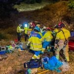 Bomberos de Alcorcón y sanitarios actuando en el accidente de tráfico