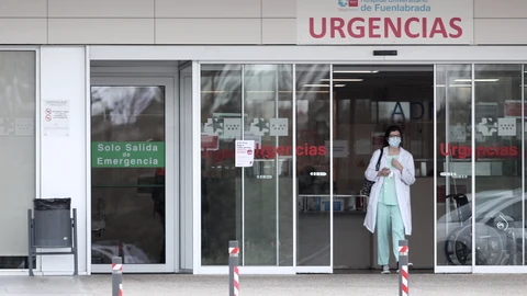 Una sanitaria protegida con guantes y mascarilla en la entrada de Urgencias del Hospital de Fuenlabrada