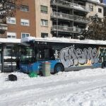 Varios autobuses de la EMT atrapados en la nieve ha sido vandalizados