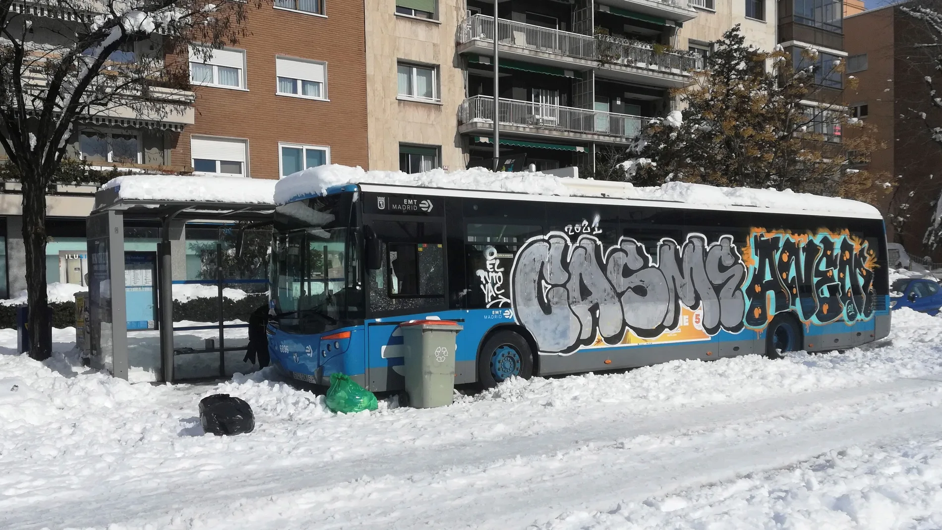 Varios autobuses de la EMT atrapados en la nieve ha sido vandalizados