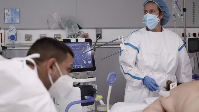 Atención en la UCI del hospital Isabel Zendal de Madrid