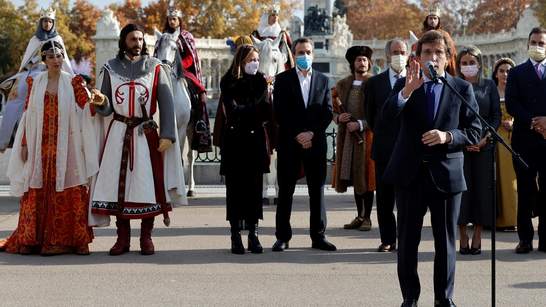 El alcalde de Madrid, José Luis Martínez-Almeida, durante la presentación de la nueva temporada del parque temático histórico Puy du Fou España este miércoles en el Parque de El Retiro