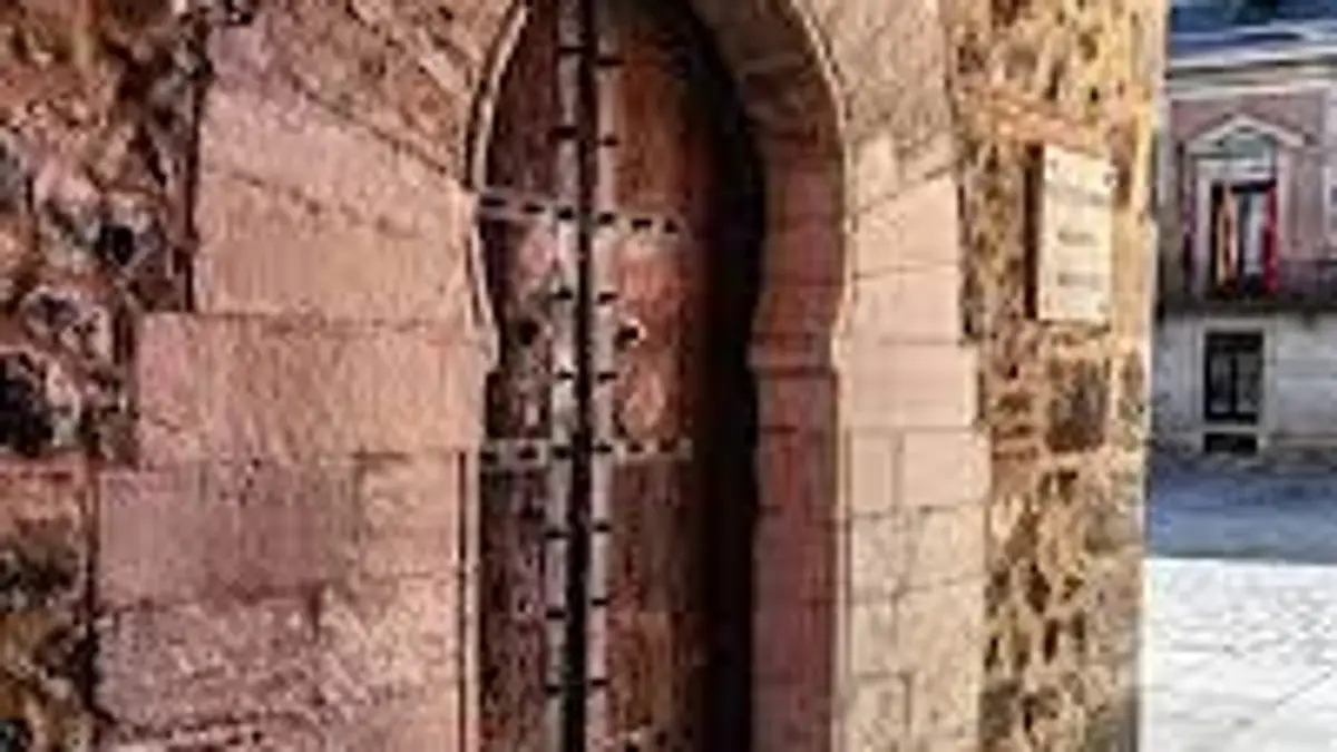 Lo que oculta la puerta más antigua de Madrid