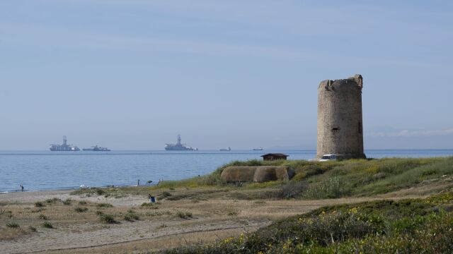 Imagen de varios buques fondeando en el mar cerca de la Roca, capturada desde la Torre Nueva, en La Línea de la Concepción