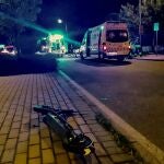 Imagen del patinete en el que un joven de 16 años ha muerto esta noche al ser arrollado por un vehículo cuando cruzaba por un paso de peatones en la localidad madrileña de Valdemoro