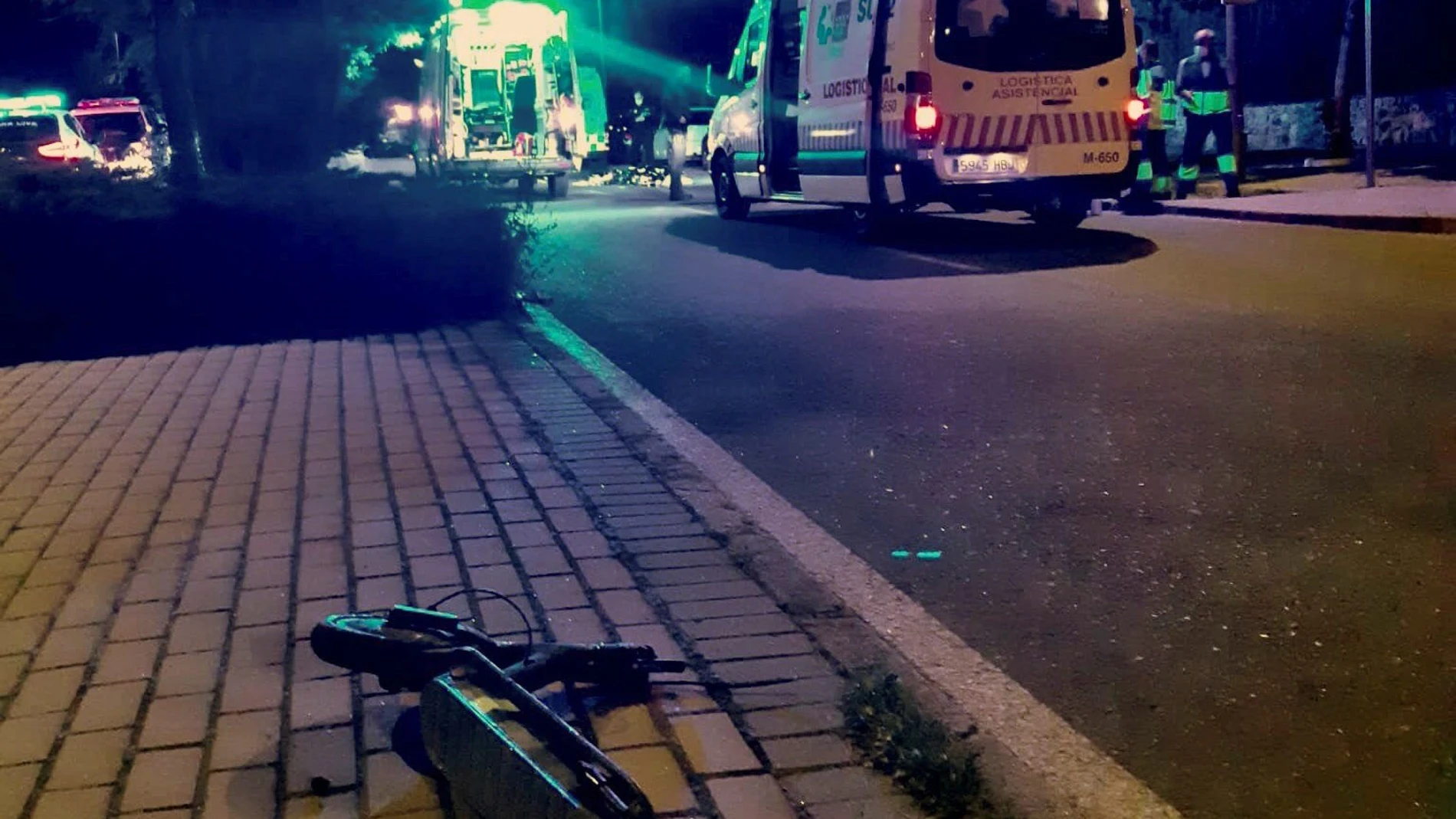 Imagen del patinete en el que un joven de 16 años ha muerto esta noche al ser arrollado por un vehículo cuando cruzaba por un paso de peatones en la localidad madrileña de Valdemoro