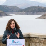 La presidenta de la Comunidad de Madrid, Isabel Díaz Ayuso, interviene en una visita al embalse de El Atazar