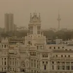El Palacio de Correos, desde la terraza del Círculo de Bellas Arte, durante un episodio de calima en la capital