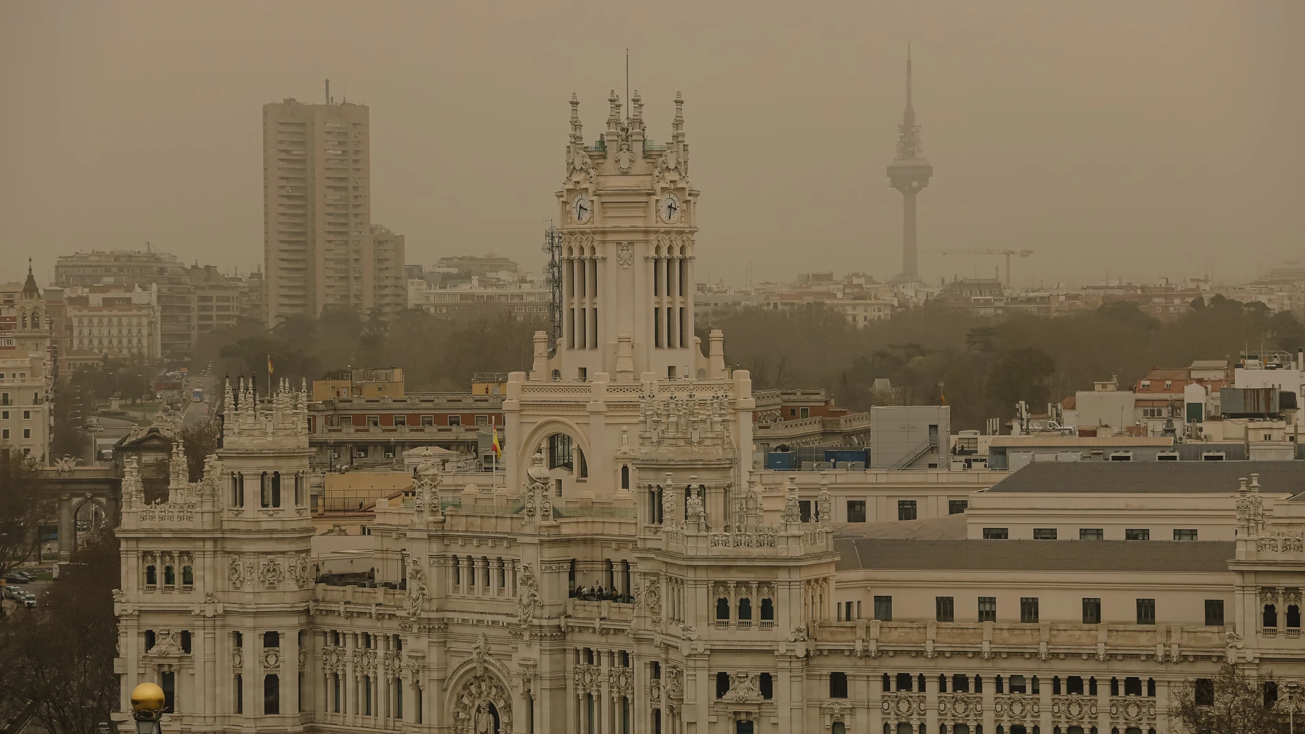 El Palacio de Correos, desde la terraza del Círculo de Bellas Arte, durante un episodio de calima en la capital